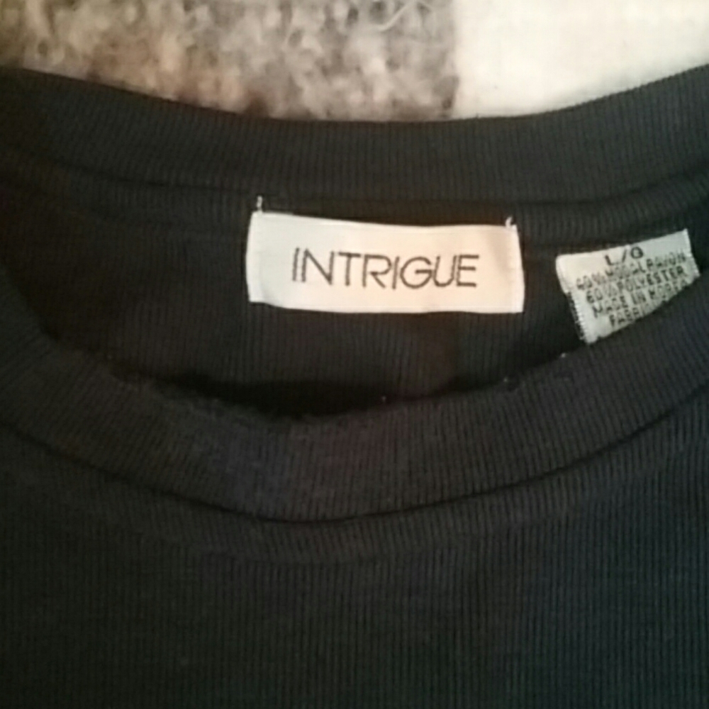 ๐ Intrigue tee - Picture 2 of 2